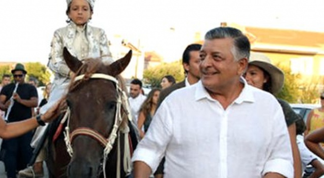 Yılmaz Vural oğlunu sünnet düğününde atla gezdirdi
