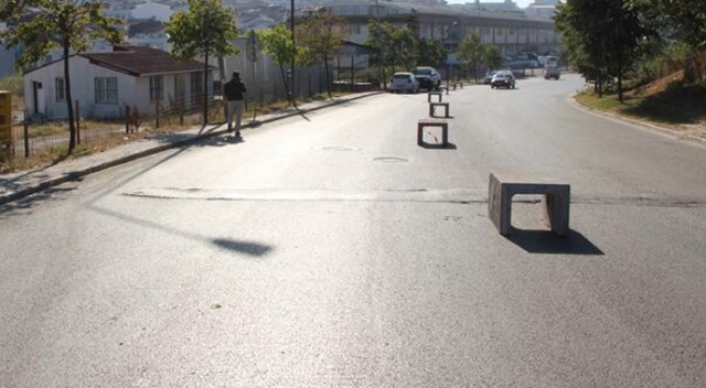 Yolu trafiğe kapattı, şoförler neye uğradığını şaşırdı