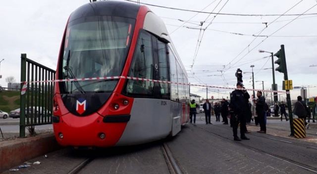 Zeytinburnu'nda tramvay raydan çıktı Zeytinburnu'nda tramvay raydan çıktı