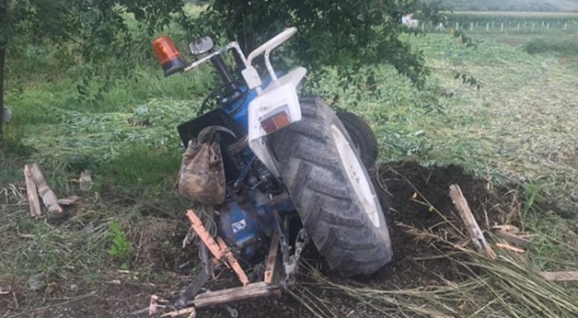 Zonguldak&#039;ta otomobil traktöre çarptı: 3 yaralı