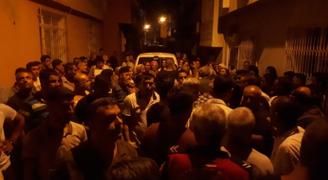 11 yaşındaki çocuğu taciz ettiği iddia edilen şahsın evini vatandaşlar yakmak istedi 11 yaşındaki çocuğu taciz ettiği iddia edilen şahsın evini vatandaşlar yakmak istedi