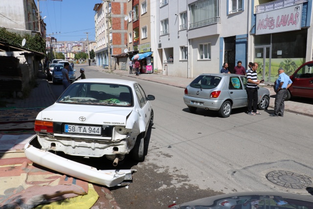 15 yaşındaki sürücü ortalığı birbirine kattı: 1 yaralı 15 yaşındaki sürücü ortalığı birbirine kattı: 1 yaralı