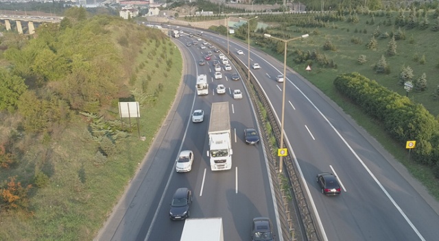 3 günlük tatil, TEM’de trafiği durma noktasına getirdi 3 günlük tatil, TEM’de trafiği durma noktasına getirdi