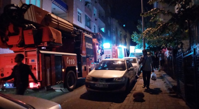 3 katlı apartmanın giriş katında çıkan yangın mahalleyi sokağa döktü 3 katlı apartmanın giriş katında çıkan yangın mahalleyi sokağa döktü