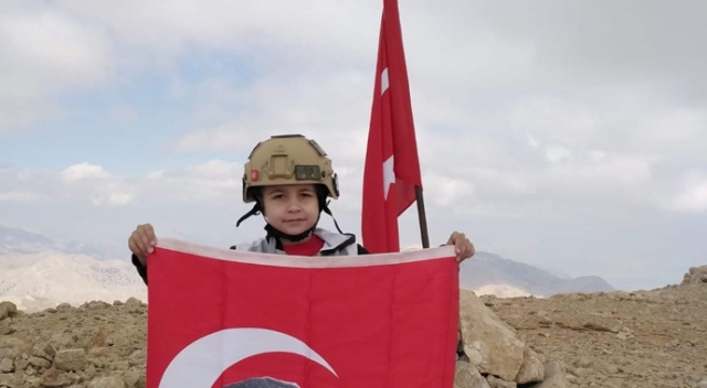 7 yaşındaki Kartal, 3 bin metre zirvede Türk bayrağı açtı 7 yaşındaki Kartal, 3 bin metre zirvede Türk bayrağı açtı