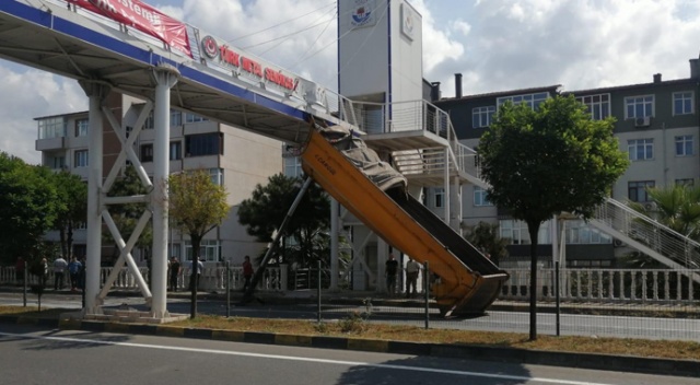Açık unuttuğu damperi üst geçide takılı kaldı