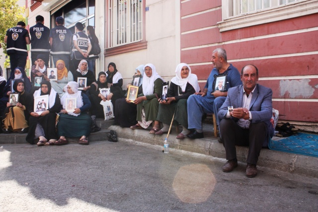 Acılı aileler direniyor! HDP önündeki eylem 15. gününde... Aile sayısı 37'yi buldu! Acılı aileler direniyor! HDP önündeki eylem 15. gününde... Aile sayısı 37'yi buldu!