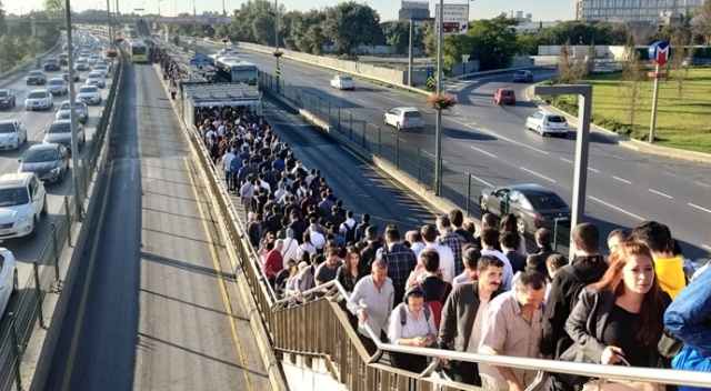 Altunizade metrobüs durağında yoğunluk