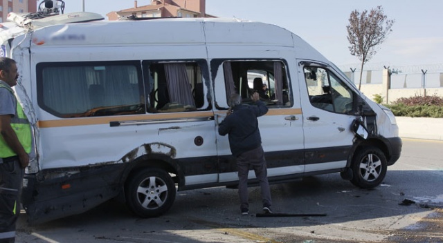 Ankara'da servis aracı yan yattı: 2 yaralı Ankara'da servis aracı yan yattı: 2 yaralı