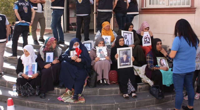 Annelerin HDP önündeki evlat nöbeti 24'üncü gününde Annelerin HDP önündeki evlat nöbeti 24'üncü gününde