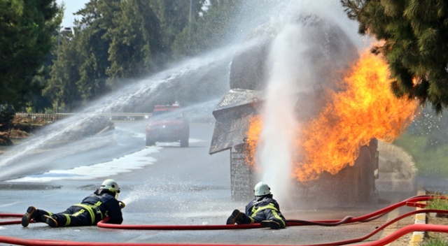 Antalya&#039;da LPG tankeri 7,5 saattir yanıyor