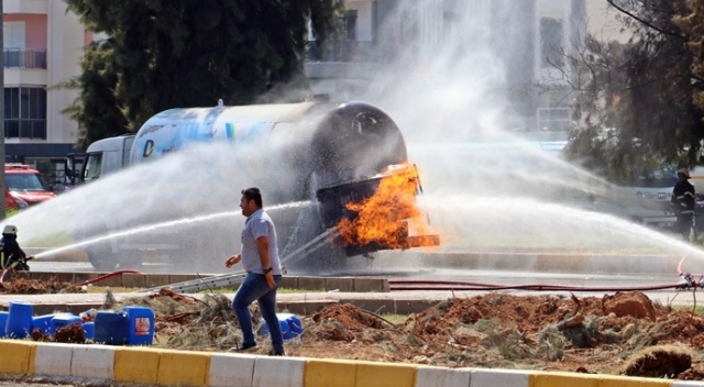 Antalya’da LPG tankeri 7,5 saattir yanıyor Antalya’da LPG tankeri 7,5 saattir yanıyor