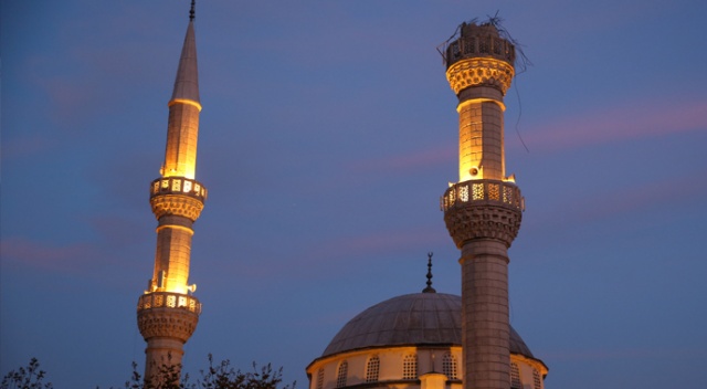 Avcılar’da bir kısmı yıkılan minarenin enkazı kaldırıldı