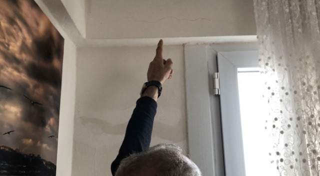 Avcılar'da deprem sonrası bir dairede oluşan çatlaklar korkuttu Avcılar'da deprem sonrası bir dairede oluşan çatlaklar korkuttu