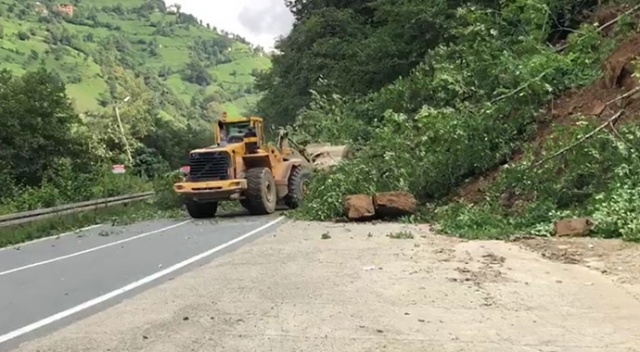 Ayder yolunda heyelan yolu kapattı Ayder yolunda heyelan yolu kapattı