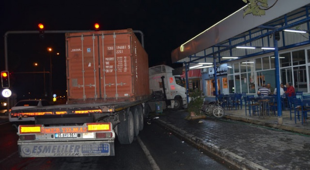 Aydın'da yolcu otobüsü tıra çarptı: 1 yaralı Aydın'da yolcu otobüsü tıra çarptı: 1 yaralı