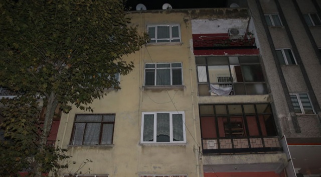 Bahçelievler'de depremden zarar gören bir bina boşaltıldı Bahçelievler'de depremden zarar gören bir bina boşaltıldı