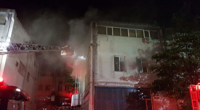 Bahçeşehir'de peçete imalathanesinde yangın
