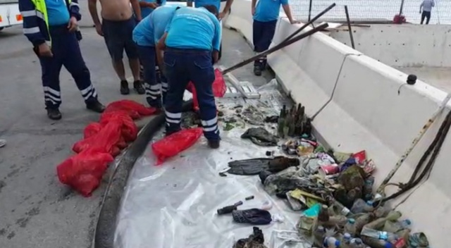 Balık adamlar denizden yarım saatte kilolarca çöp çıkardı