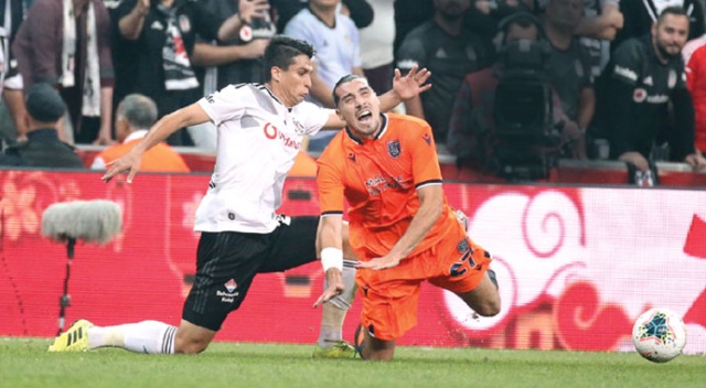 Beşiktaş taraftarları Başakşehir maçında çileden çıktı Beşiktaş taraftarları Başakşehir maçında çileden çıktı