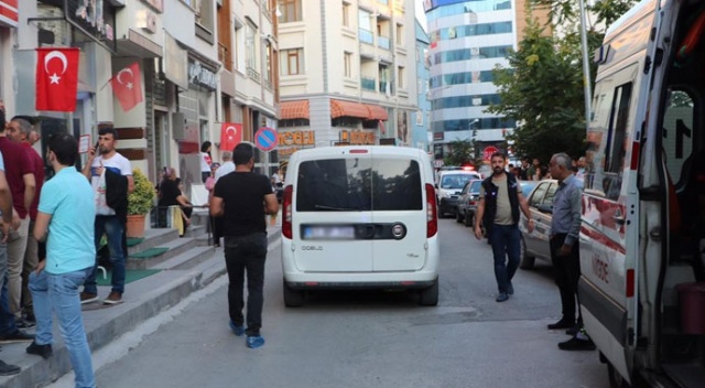 Boşanma aşamasındaki karısını başından vurarak öldürdü