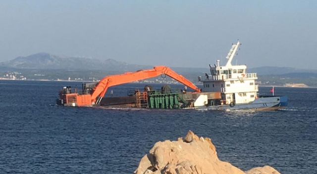 Bozcaada açıklarındaki gemi su almaya başladı