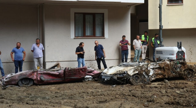 Bu araçların üzerinden 450 kamyonluk toprak alındı Bu araçların üzerinden 450 kamyonluk toprak alındı