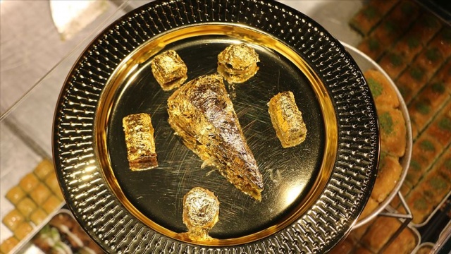 Bu baklavanın dilimi bin dolar... Tamamen altın kaplamalı baklavaya yoğun ilgi Bu baklavanın dilimi bin dolar... Tamamen altın kaplamalı baklavaya yoğun ilgi