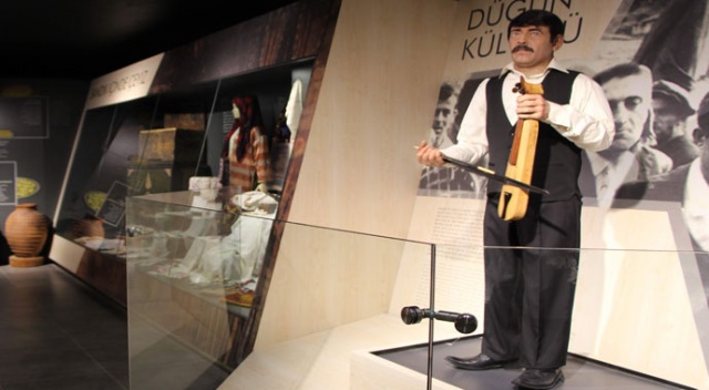 Bu bal mumu heykeli hem kemençe çalıyor hem söylüyor Bu bal mumu heykeli hem kemençe çalıyor hem söylüyor