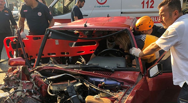 Bursa'da can pazarı.. Temizlikçiler yola savruldu, sürücü sıkıştı Bursa'da can pazarı.. Temizlikçiler yola savruldu, sürücü sıkıştı