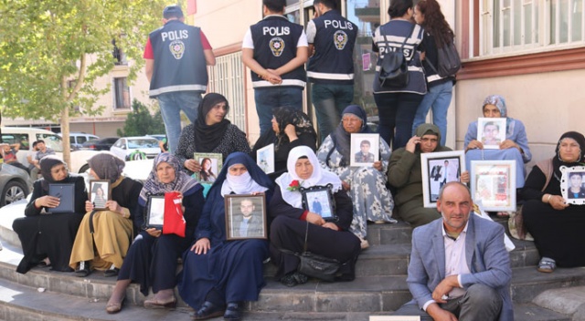Çocukları dağa kaçırılan ailelerin HDP önündeki evlat nöbeti 19'uncu gününde