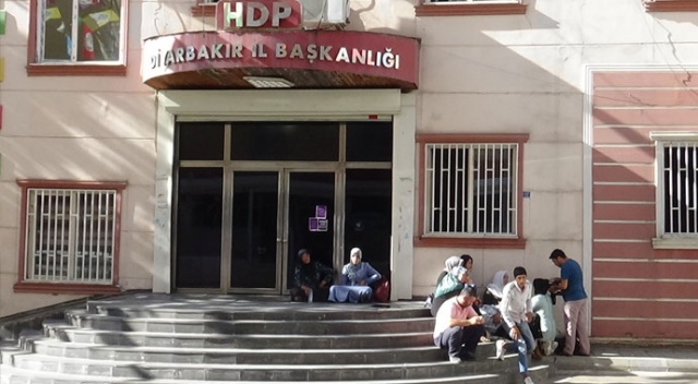 Çocukları dağa kaçırılan ailelerin HDP önündeki eylemi 2. gününde Çocukları dağa kaçırılan ailelerin HDP önündeki eylemi 2. gününde