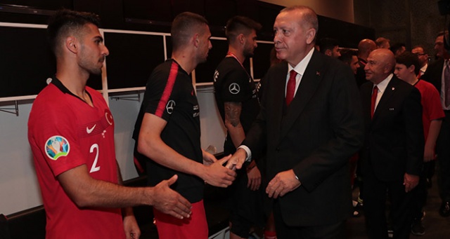 Cumhurbaşkanı Erdoğan, Milli Takımı soyunma odasında tebrik etti Cumhurbaşkanı Erdoğan, Milli Takımı soyunma odasında tebrik etti