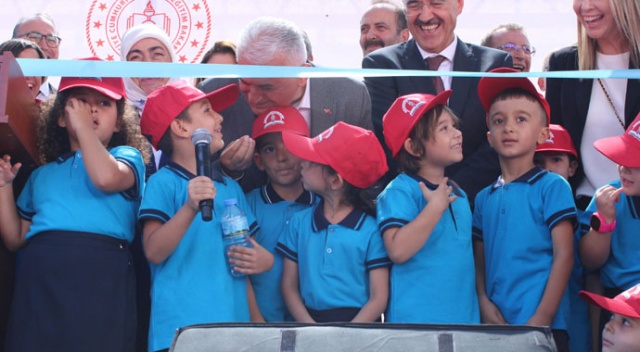 Cumhurbaşkanı Erdoğan, Yıldırım ve öğrenci arasında esprili diyalog Cumhurbaşkanı Erdoğan, Yıldırım ve öğrenci arasında esprili diyalog