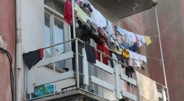 Denizli'de balkondan düşen çocuk ağır yaralandı Denizli'de balkondan düşen çocuk ağır yaralandı