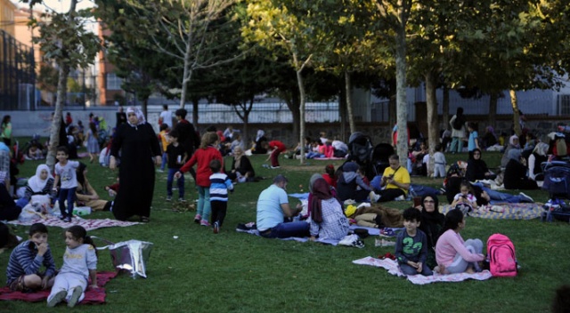 Deprem sonrası vatandaşlar parklara akın etti Deprem sonrası vatandaşlar parklara akın etti