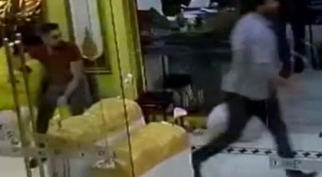 Depremde herkes kaçtı, o gülerek kaçanları izledi