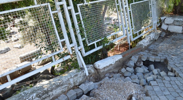 Didim’de şiddetli yağış, tapınağın istinat duvarını çökertti Didim’de şiddetli yağış, tapınağın istinat duvarını çökertti