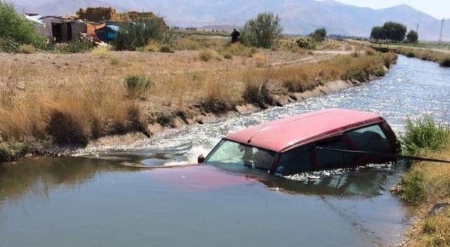 Direksiyon hakimiyeti kaybolan otomobil su kanalına uçtu