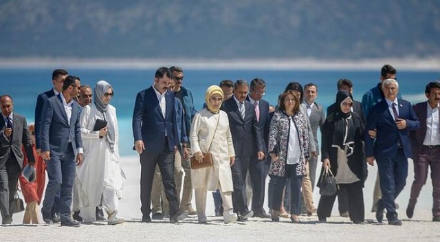 Emine Erdoğan Salda Gölü'nü gezdi Emine Erdoğan Salda Gölü'nü gezdi