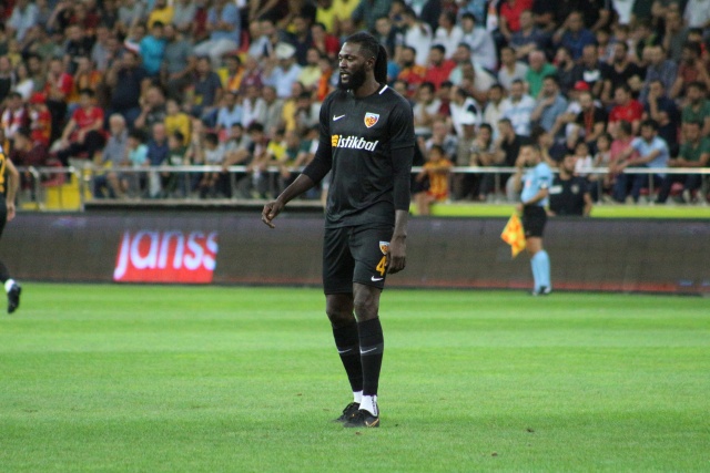 Emmanuel Adebayor ilk maçına çıktı Emmanuel Adebayor ilk maçına çıktı