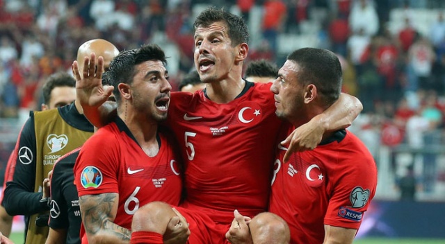 Emre Belözoğlu omuzlarda Emre Belözoğlu omuzlarda