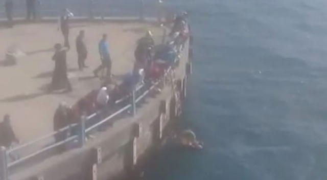 Galata Köprüsü'nde korkutan  intihar girişimi