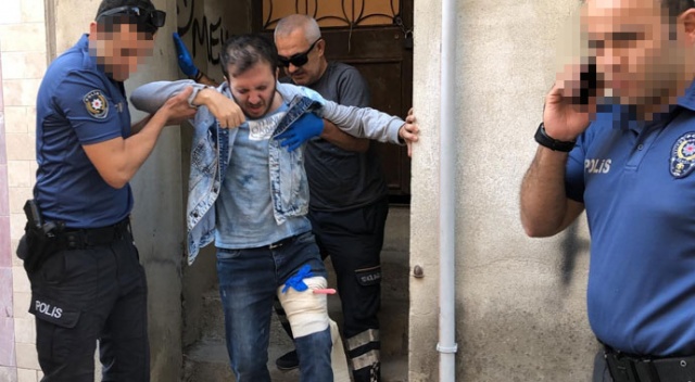 Gasp ettiler, dizine bıçak sapladılar Gasp ettiler, dizine bıçak sapladılar