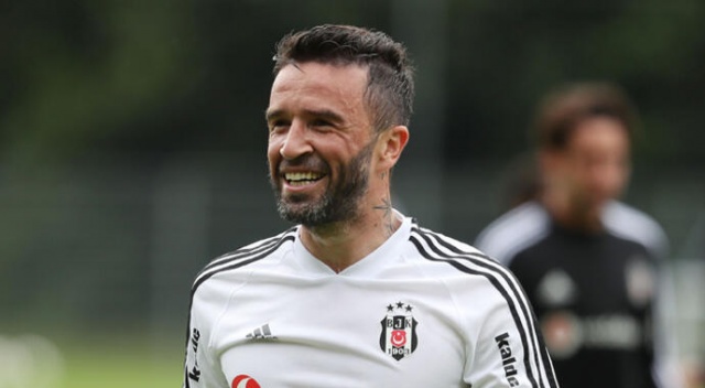 Gökhan Gönül'den 1 yıllık imza!