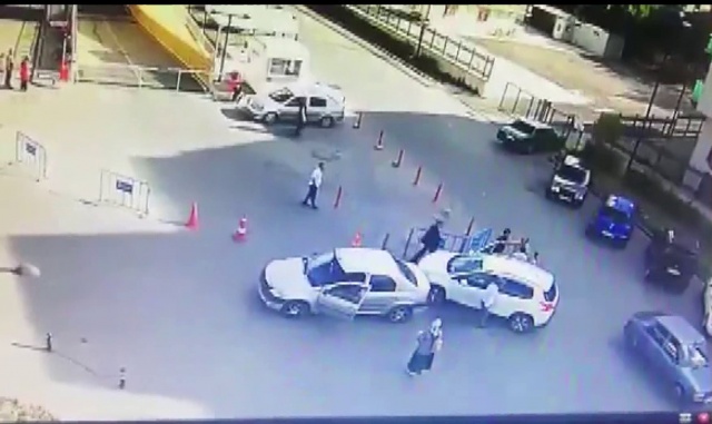 Hastane bahçesinde tekmeli sopalı kavga Hastane bahçesinde tekmeli sopalı kavga