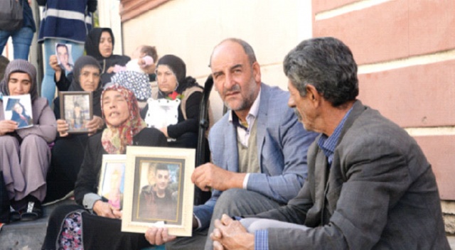 HDP binası önünde eylem yapan aile sayısı 46 oldu HDP binası önünde eylem yapan aile sayısı 46 oldu