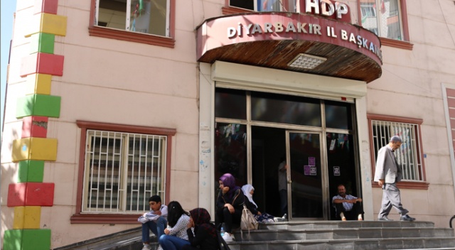 HDP Diyarbakır İl Başkanlığı önünde oturma eylemi HDP Diyarbakır İl Başkanlığı önünde oturma eylemi