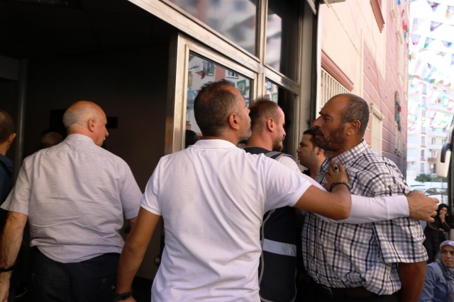 HDP’liler ile oturma eylemi yapan aileler arasında arbede çıktı HDP’liler ile oturma eylemi yapan aileler arasında arbede çıktı