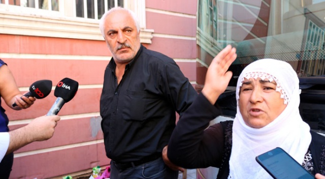 HDP önündeki oturma eyleminde gerginlik: Acılı ailelere 'satılmış' dediler HDP önündeki oturma eyleminde gerginlik: Acılı ailelere 'satılmış' dediler